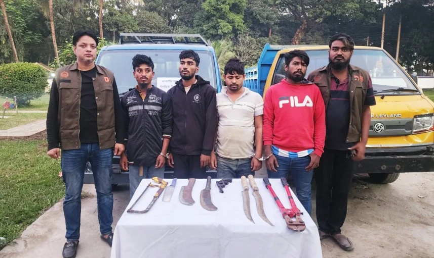 কুমিল্লায় আন্তঃ জেলা ডাকাত চক্রের প্রধান নয়নসহ ৫ জন গ্রেফতার